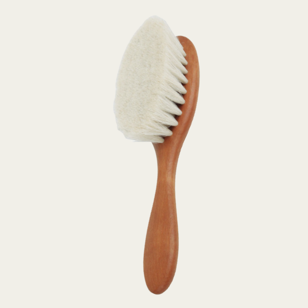 brosse à cheveux pour bébé en bois jusqu'à 12 mois, présenté debout