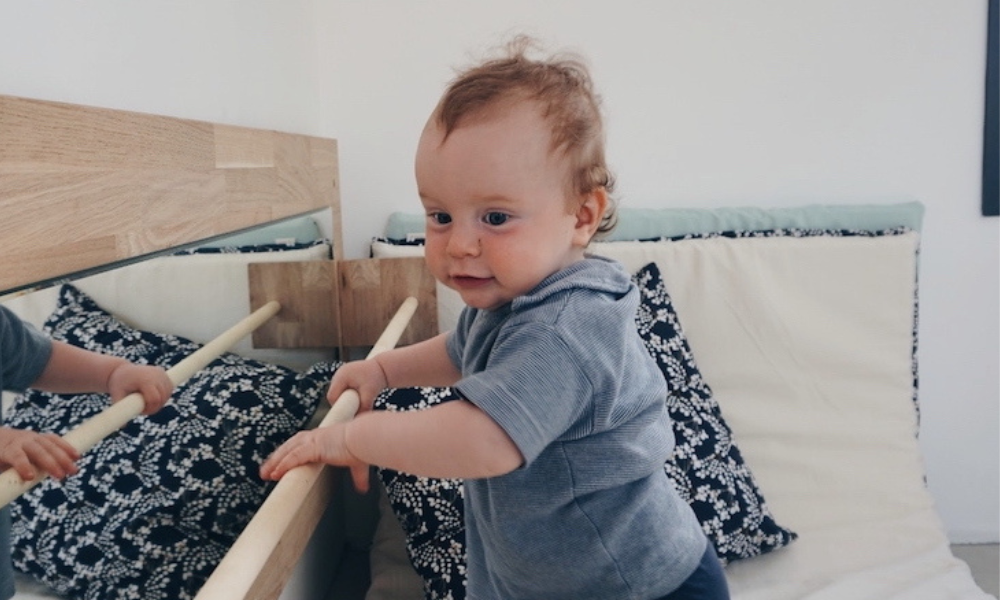 Bébé curieux apprenant et explorant, illustrant comment le bébé apprend à parler et à interagir avec son environnement