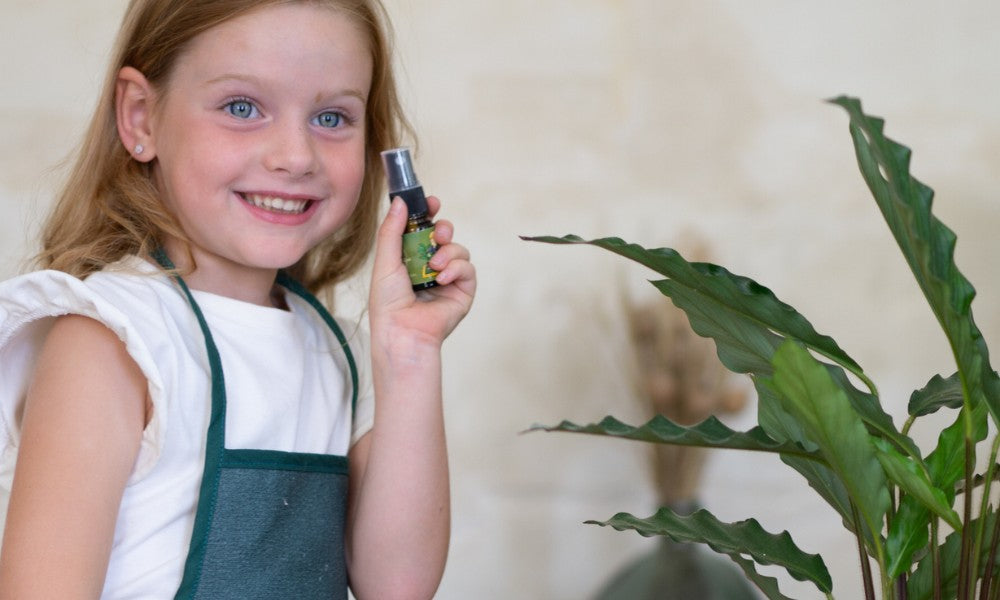 Petite fille entrain de sourire et jouer à l'activité Montessori nettoyer les feuilles
