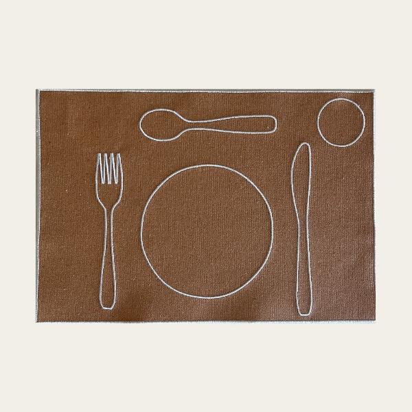 set de table enfant couleur abricot avec broderie en point de bourdon de couleur blanche représentant la forme des couverts
