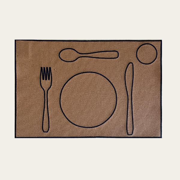 set de table enfant couleur abricot avec broderie en point de bourdon de couleur bleu marine représentant la forme des couverts