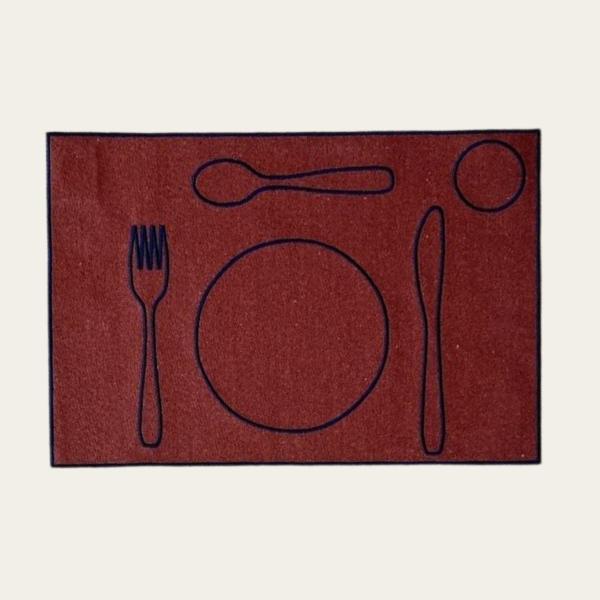 set de table enfant couleur rouge avec broderie en point de bourdon de couleur bleu marine représentant la forme des couverts