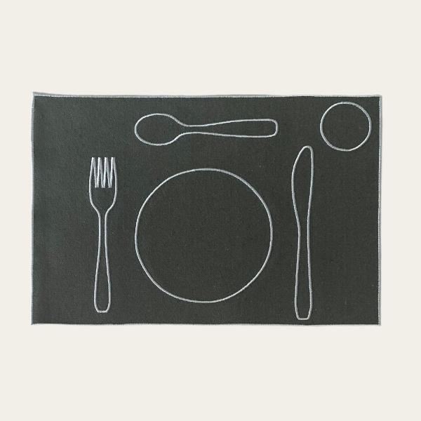 set de table enfant couleur kaki avec broderie en point de bourdon de couleur blanche représentant la forme des couverts