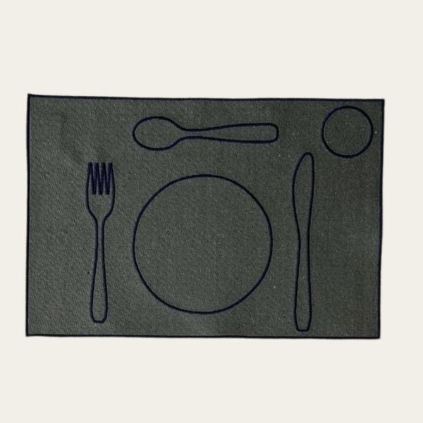 set de table enfant couleur kaki avec broderie en point de bourdon de couleur bleu marine représentant la forme des couverts