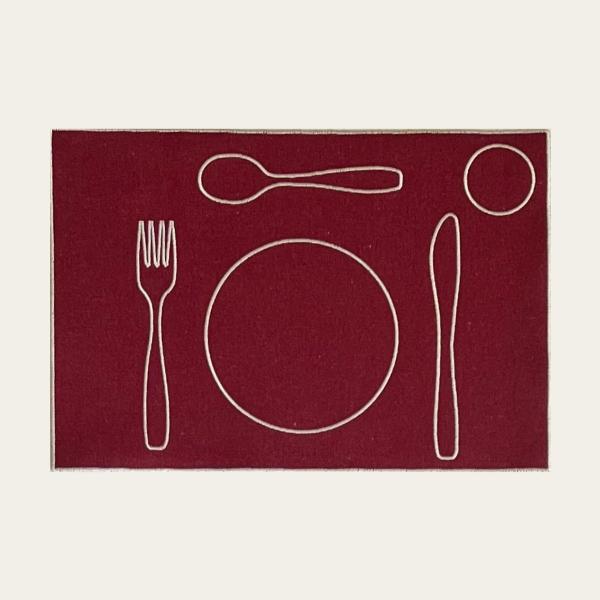 set de table enfant couleur framboise avec broderie en point de bourdon de couleur blanche représentant la forme des couverts