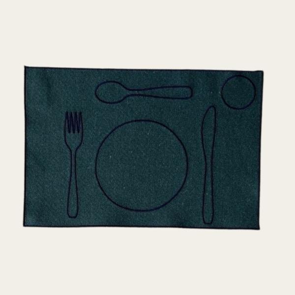 set de table pour enfant avec broderie épaisse bleu marine de la forme des couverts