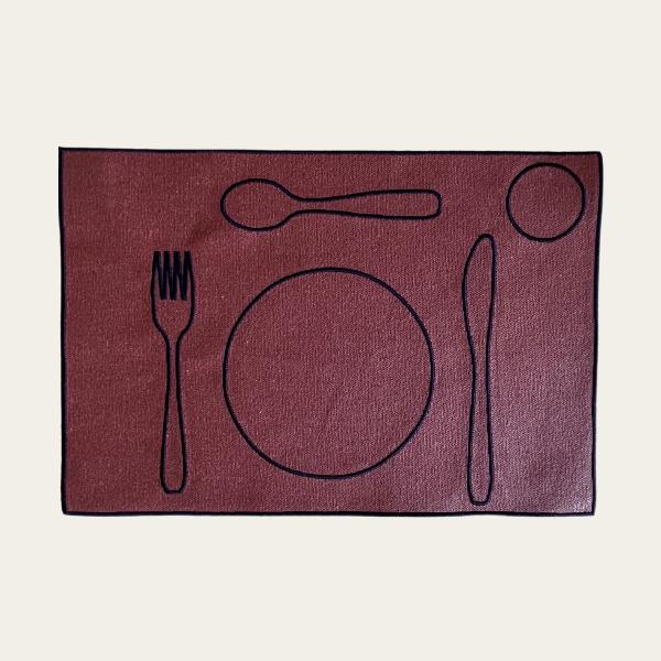 set de table enfant couleur vieux rose avec broderie en point de bourdon de couleur bleu marine représentant la forme des couverts