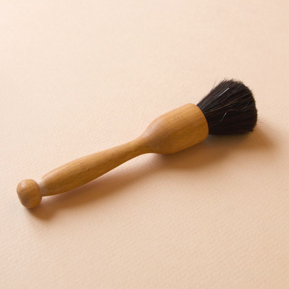 Pinceau Montessori pour dépoussièrer les objets du quotidien, le materiel Montessori ou tous les autres objets sur étagère. Outil qui prépare la main à l'écriture , on le retrouve en école Montessori ou à la maison.