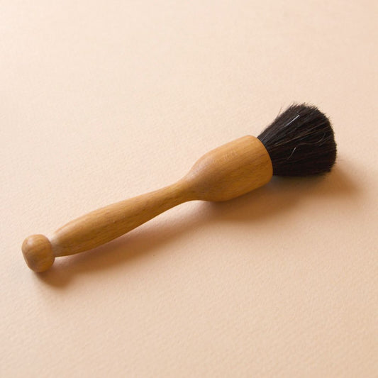 Pinceau Montessori pour dépoussièrer les objets du quotidien, le materiel Montessori ou tous les autres objets sur étagère. Outil qui prépare la main à l'écriture , on le retrouve en école Montessori ou à la maison.