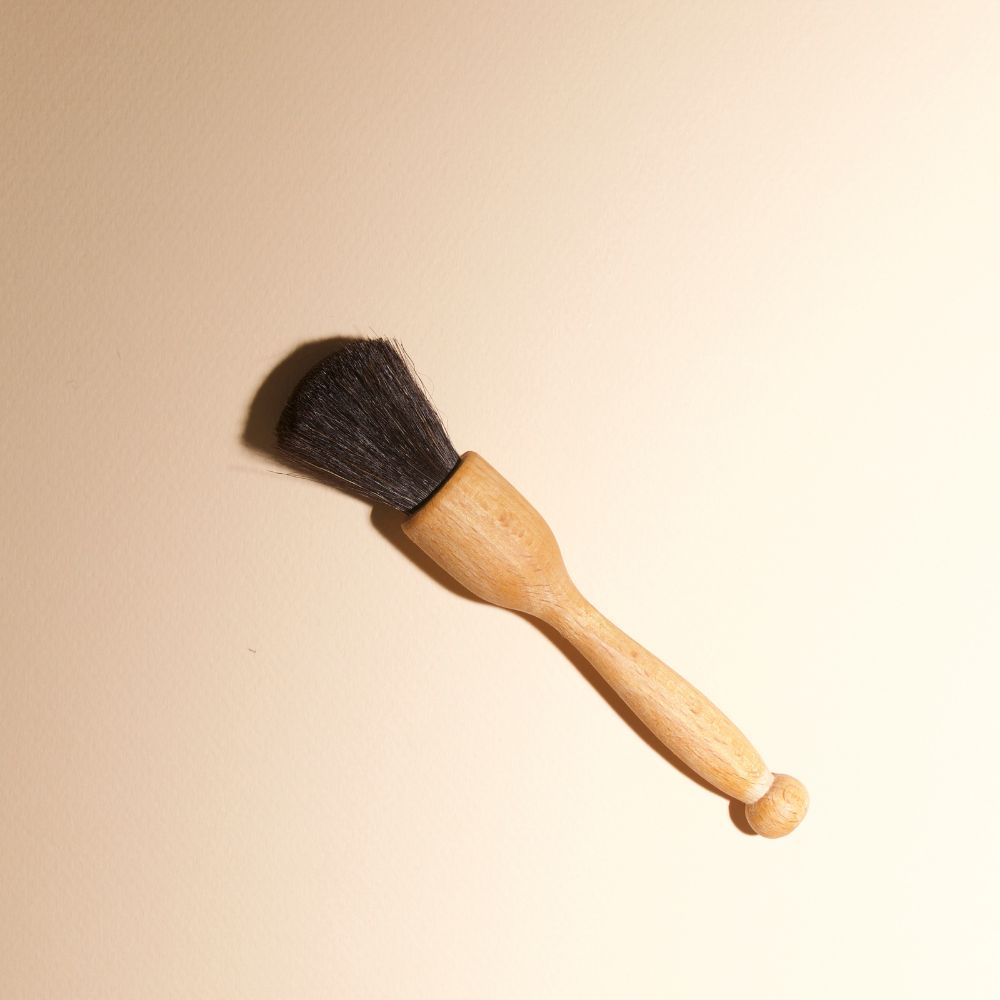 Pinceau Montessori pour dépoussièrer les objets du quotidien, le materiel Montessori ou tous les autres objets sur étagère. Outil qui prépare la main à l'écriture , on le retrouve en école Montessori ou à la maison.