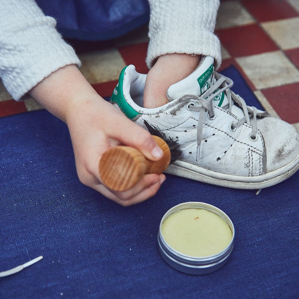 enfant de 5 ans qui lustre une chaussures enduite de cirage naturel avec le kit de cirage Ma Vie Pratique 